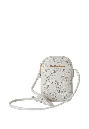 Piccola borsa a tracolla bianca con design traforato e logo dorato, con una tracolla lunga regolabile con dettaglio nodo.