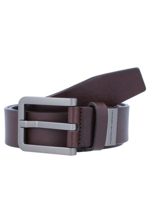 Cinturón de cuero marrón con una hebilla rectangular de plata, presenta una textura suave y un acento de marca cerca de la hebilla para Porsche Design.