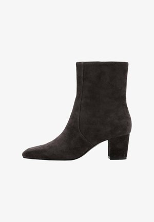 Botín de ante gris oscuro con punta en forma de pico y tacón ancho. El diseño presenta una textura suave y detalles mínimos de costuras.