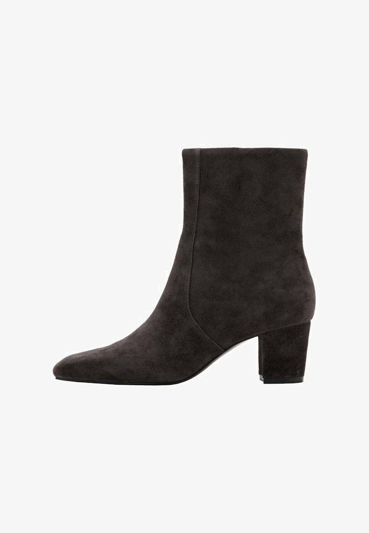 Botte cheville en daim gris foncé avec un bout pointu et un talon bloc. Le design présente une texture lisse et des détails de couture minimalistes.