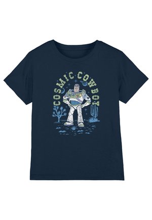 Marineblaues T-Shirt mit einem Cartoon-Weltraum-Ranger, der selbstbewusst dasteht, mit dem Schriftzug „Cosmic Cowboy“ und Wüstenpflanzen im Hintergrund.