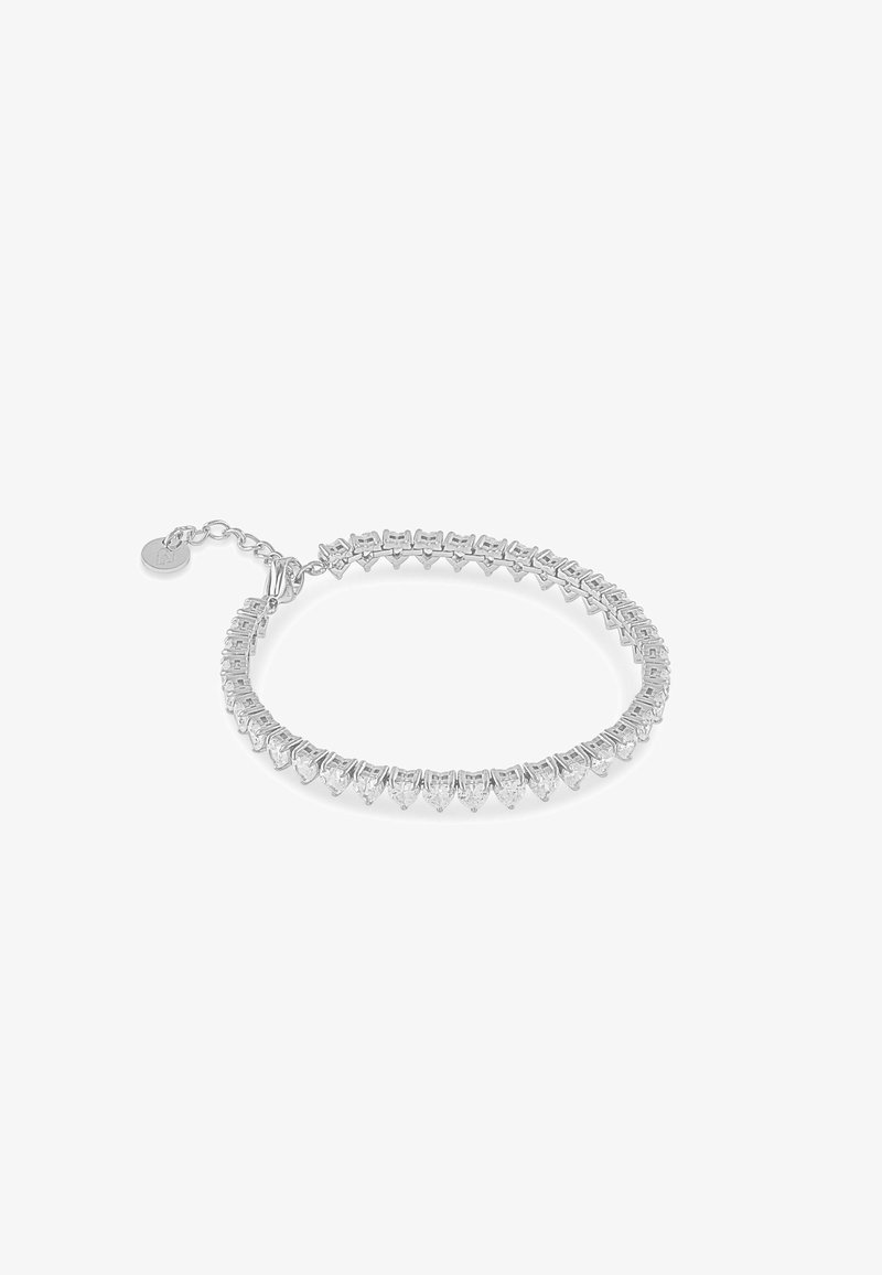 Bracelet de tennis en argent avec des pierres précieuses en forme de cœur transparentes et une fermeture ajustable à chaîne sur fond blanc.