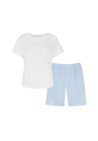 Valkoinen lyhythihainen t-paita, jossa on tasku, yhdistettynä vaaleansinisiin raidallisiin yöshortseihin, joissa on joustava vyötärö.