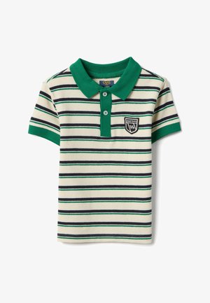 Polo de manga corta color crema con rayas verdes y azul marino, cuello y puños verdes, dos botones y un parche en blanco y negro en el pecho.