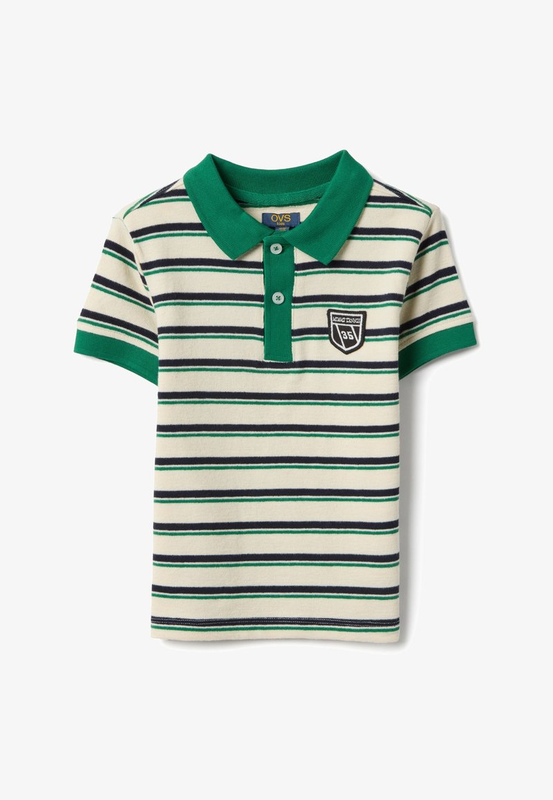 Polo à manches courtes couleur crème avec des rayures vertes et bleu marine, col et poignets verts, deux boutons, et un écusson noir et blanc sur la poitrine.