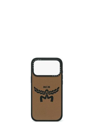 Brązowe i czarne etui na telefon z dużym wycięciem na aparat, z czarnym logo MCM z skrzydlatym wieńcowym wzorem na plecach.