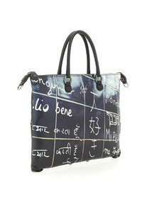Borsa tote in pelle nera con motivi a scritta bianca, doppie maniglie superiori e minuteria decorativa. Forma quadrata con finitura testurizzata.