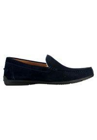 Mocassini in suede blu navy con design slip-on. Presentano cuciture in contrasto e una suola in gomma. Profilo snello e dettagli minimi.