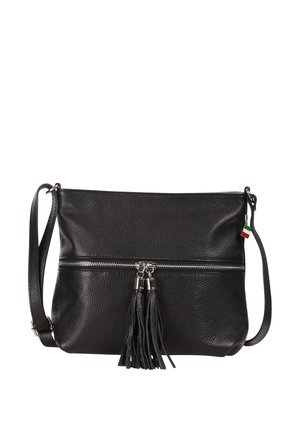Zwarte crossbodytas van getextureerd leer met zilveren rits, tassel-trekkers, verstelbare band en een klein Italiaans vlaggetje aan de zijkant.