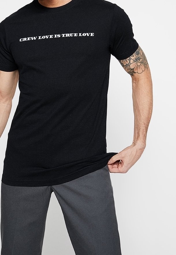 Černé bavlněné tričko s kulatým výstřihem a krátkým rukávem. Na hrudi je bílé písmo "CREW LOVE IS TRUE LOVE".