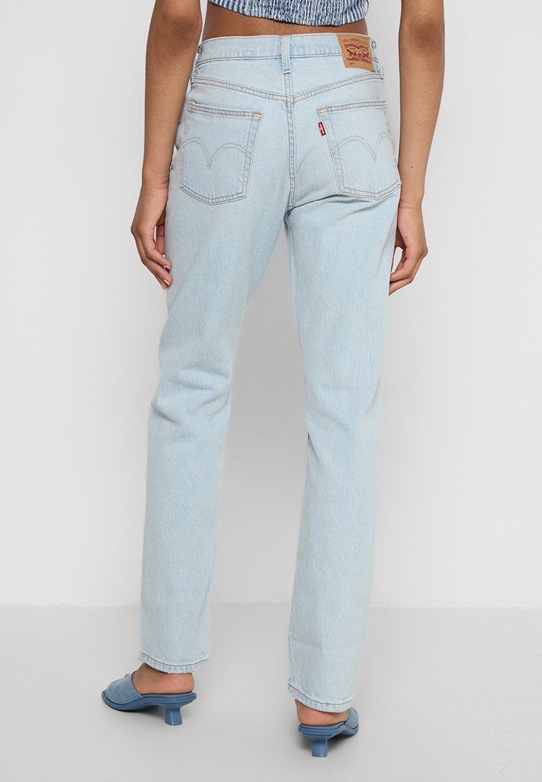 Lichtblauwe jeans met een recht beenontwerp, voorzien van twee achterzakken en een leren merkpatch op de tailleband.