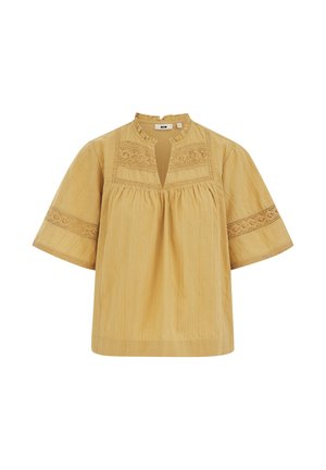 Blouse jaune moutarde avec manches courtes larges, détails en dentelle sur la poitrine et les manches, et un petit col froncé avec une ouverture en V.