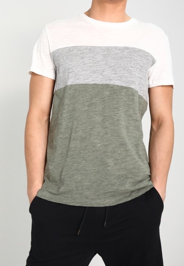 Camiseta de manga corta con rayas horizontales en blanco, gris y verde oliva, hecha de un tejido suave y texturizado; corte regular.