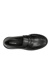 Scarpa in pelle nera con tomaia liscia, dotata di una larga fascia sul vamp e una suola in gomma testurizzata. Logo del marchio visibile all'interno.