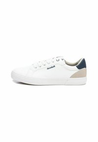 Zapatilla blanca con parte superior de cuero suave, punta redonda, suela de goma plana, cierre de cordones en la parte delantera y acentos contrastantes en azul marino y beige en el talón.