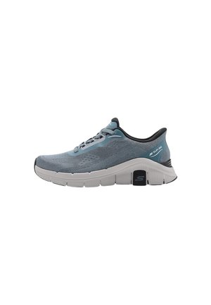 Grauer und blauer sportlicher Slip-On-Sneaker mit weißer flexibler Sohle und schwarzem Innenfutter, seitlich auf weißem Hintergrund gezeigt.