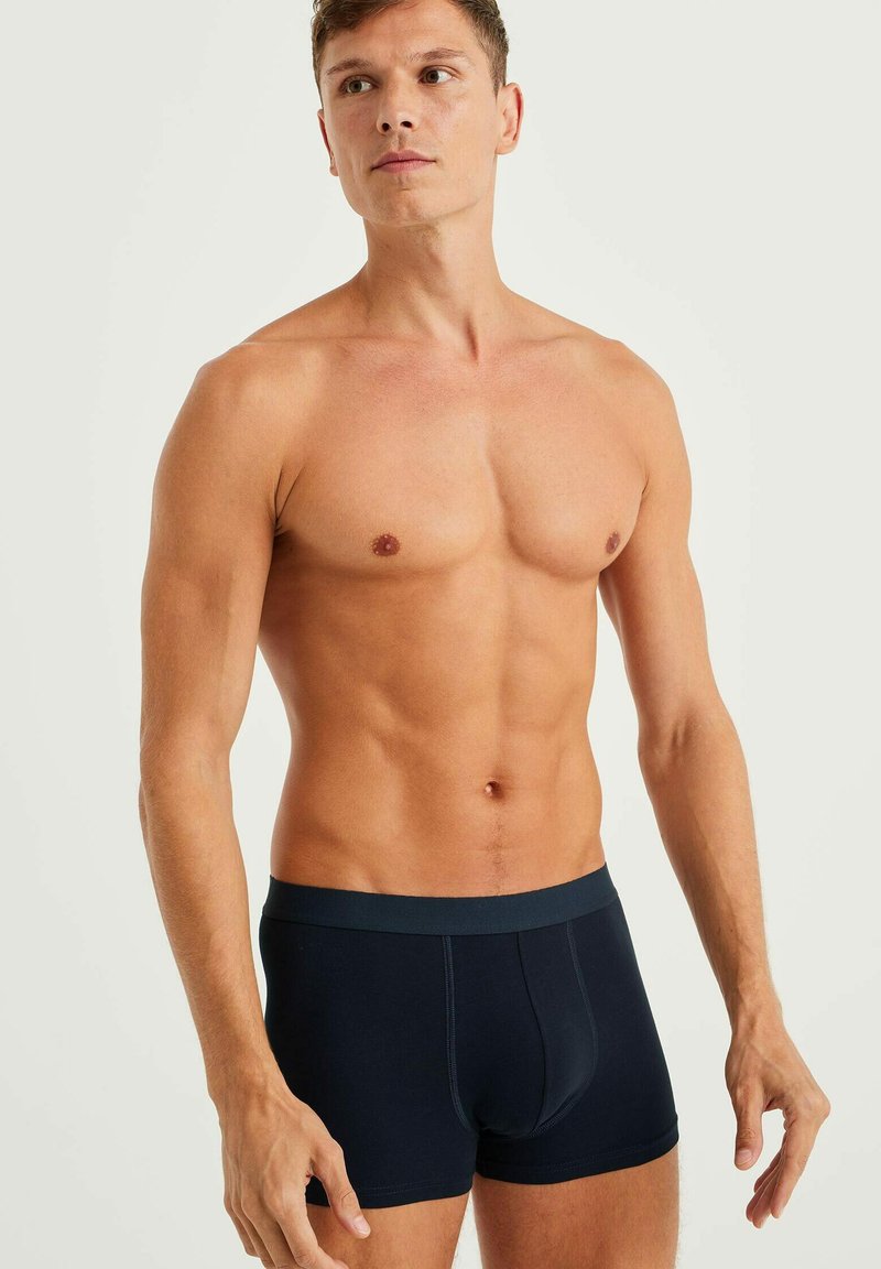 Temno modri boxer šortki z mehkimi pasom, ki imajo prilegajoč dizajn, ravne šive in gladek bombažni mešanico.