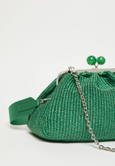 Grüne, gewebte Handtasche mit runder Form, silbernen Beschlägen, Kettenriemen und zwei runden grünen Akzenten am Verschluss. Texturierte Oberfläche.
