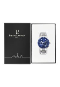 Montre pour homme avec un cadran bleu et un bracelet en acier inoxydable argenté, présentée dans une boîte noire avec le logo de la marque.