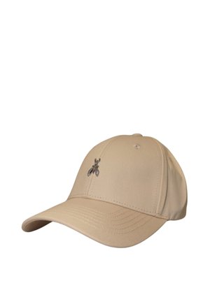 Berretto da baseball beige con visiera curva e piccolo emblema metallico di insetto centrato sulla parte anteriore.
