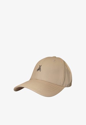 Berretto da baseball beige con visiera curva e piccolo emblema metallico di insetto centrato sulla parte anteriore.