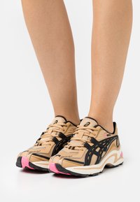 ASICS SportStyle GEL PRELEUS - Sapatilhas - camel beige/black