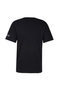 Schwarzes Baumwoll-T-Shirt mit kurzen Ärmeln und Rundhalsausschnitt. Auf dem linken Ärmel befindet sich der Schriftzug "PLAY" in weißer Schrift. Einfaches, solides Design.