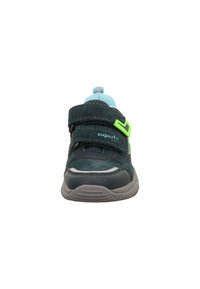 Dunkelgrüner Sneaker mit texturiertem Wildleder-Obermaterial, heller blauer Netz-Zunge, grauer Sohle und verstellbaren Riemen mit einer leuchtend grünen Schnalle.