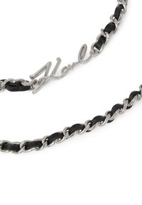 Schwarze Leder- und silberne Metallkette mit einem signierten Schriftzug-Anhänger. Massives Glieddesign mit kontrastierenden Texturen.
