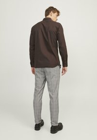 Jack & Jones JPSTMARCO JJCONNOR - Hlače chino - otter