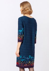 Mornarska haljina s rukavima do laktova, teksturirana tkanina i šareni vezeni uzorci na rubu i rukavima sa različitim motivima.
