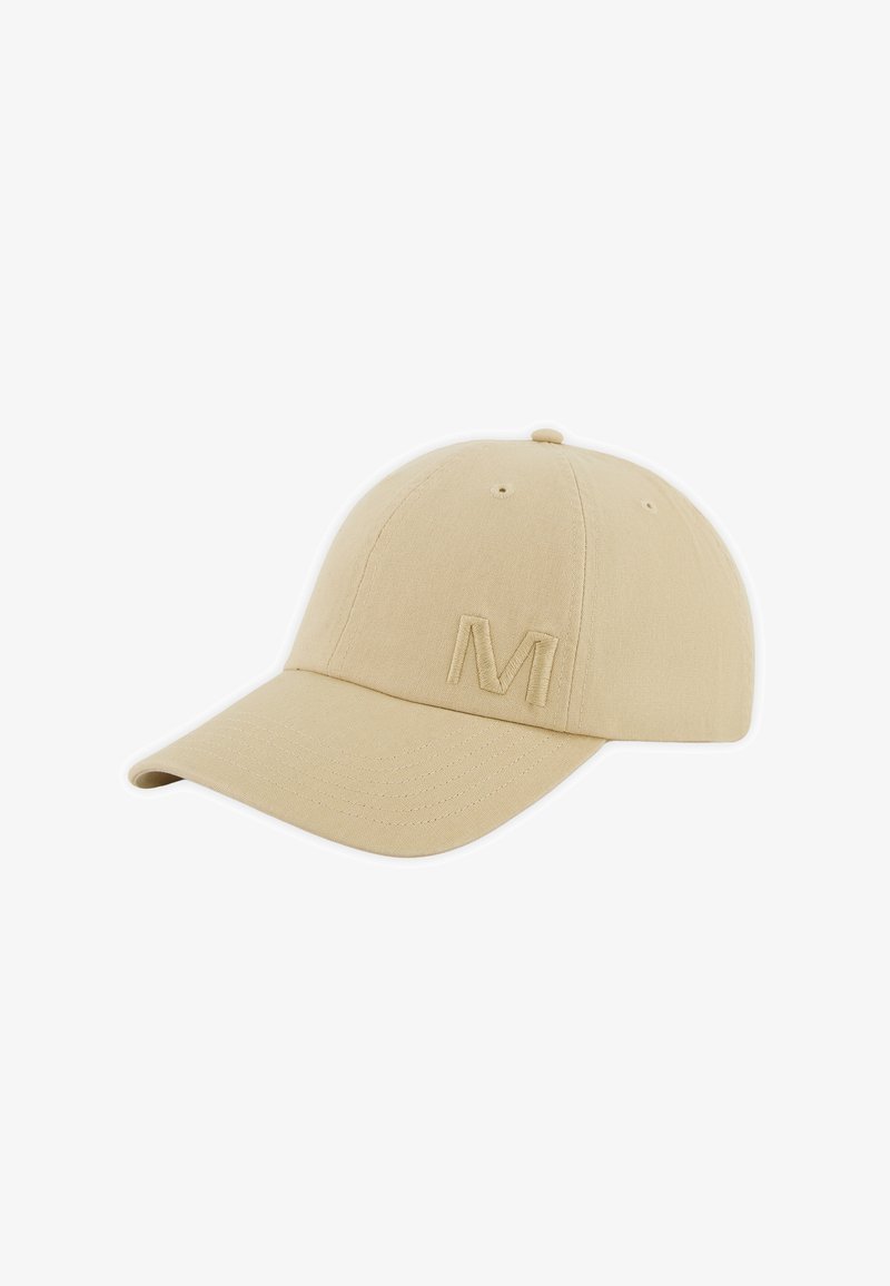 Casquette de baseball beige avec une visière courbée et la lettre "M" brodée sur le panneau avant, présentée sur un fond blanc.