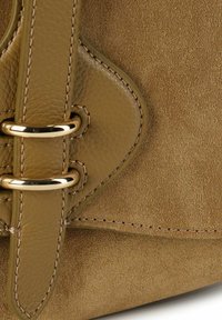 Borsa in camoscio verde con dettaglio in pelle liscia, impreziosita da accessori in metallo color oro e cuciture lungo i bordi.