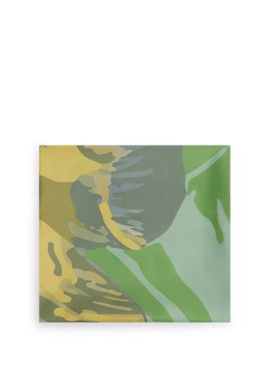 Sciarpa astratta piegata in piano con forme organiche sovrapposte e pennellate in sfumature di verde, giallo e grigio.