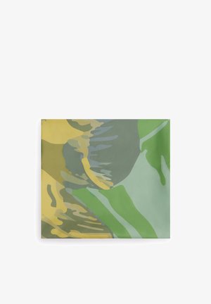 Sciarpa astratta piegata in piano con forme organiche sovrapposte e pennellate in sfumature di verde, giallo e grigio.