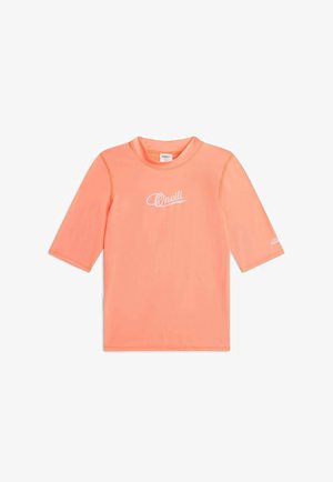 Camiseta protectora de color coral con mangas de longitud media, logo blanco "O'neill" en el pecho y pequeño texto blanco en la manga izquierda.