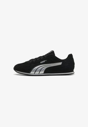 Schwarzer Puma-Sneaker mit silbernem Seitenstreifen, Schnürdesign und niedrigem Knöchelkragen, im Profil vor weißem Hintergrund gezeigt.