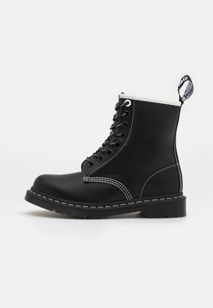 Dr. Martens, Bottines à lacets - black