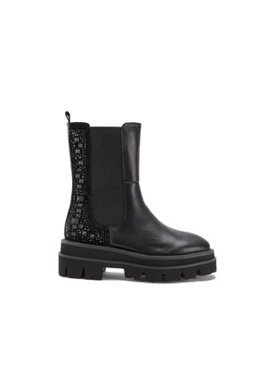 Bottines noires avec une semelle épaisse, présentant un avant en cuir lisse et des accents texturés en perles sur le côté.