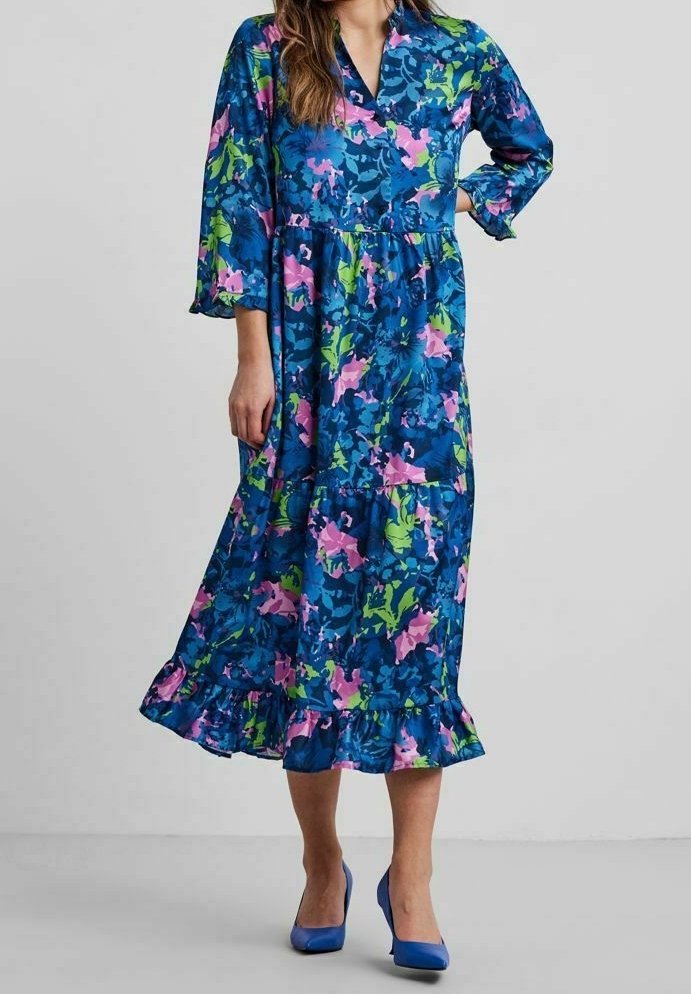 Šaty s květinovým vzorem v modré, zelené a růžové barvě. Mají límečkový výstřih, tříčtvrteční rukávy a volánkový lem. Hladká látka.