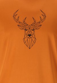 Orange t-shirt med en svart geometrisk älghuvuddesign, kännetecknad av kantiga linjer och triangulära former. Slät struktur, enkel stil.