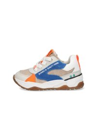 Sneaker met een beige, blauwe en oranje ontwerp, voorzien van witte veters, een rubberen zool en logo-tekst aan de zijkant. Textuurstofpanelen zijn aanwezig.