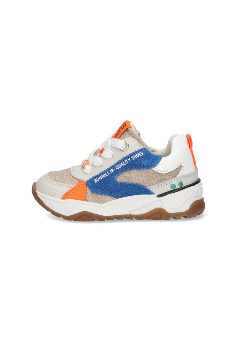 Sneaker met een beige, blauwe en oranje ontwerp, voorzien van witte veters, een rubberen zool en logo-tekst aan de zijkant. Textuurstofpanelen zijn aanwezig.