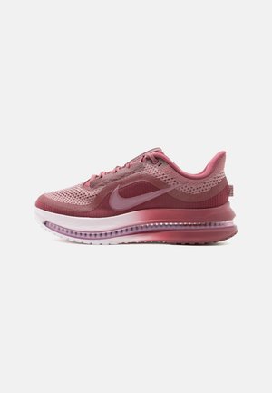 Low-top roze Nike hardloopschoen met mesh bovenwerk, zichtbare luchtgeveerde zool en vetersluiting op een witte achtergrond.