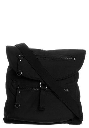 Sac bandoulière noir avec plusieurs poches zippées, bandoulière ajustable et rabat en tissu avec détail boucle.