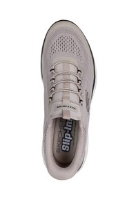 Scarpa sportiva rosa chiaro con una tomaia in rete traspirante, colletto imbottito e design con lacci elastici; presenta una soletta imbottita per il comfort.