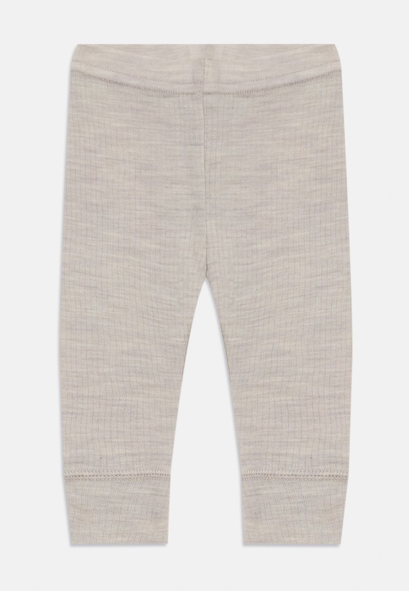 Leggings de color gris claro, hechos de una tela suave y texturizada. Cuentan con una cinturilla elástica y dobladillos cosidos en los tobillos. Diseño simple sin patrones.