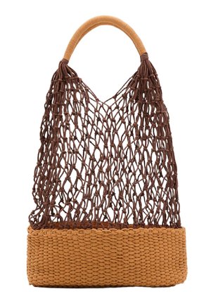 Bolsa de red marrón de tejido abierto con base tejida sólida y asa redondeada en color beige sobre un fondo blanco.