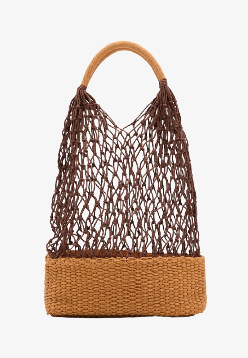 Sac filet marron à tissage ajouré avec une base tissée solide et une poignée arrondie couleur beige sur fond blanc.