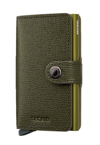 Cartera de cuero texturizado verde con cierre de botón de presión y soporte metálico para tarjetas. Presenta un diseño sencillo y un logo de marca en relieve.